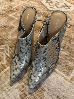 Express Snake-Print Pointed Leather Mule in Gray and Black